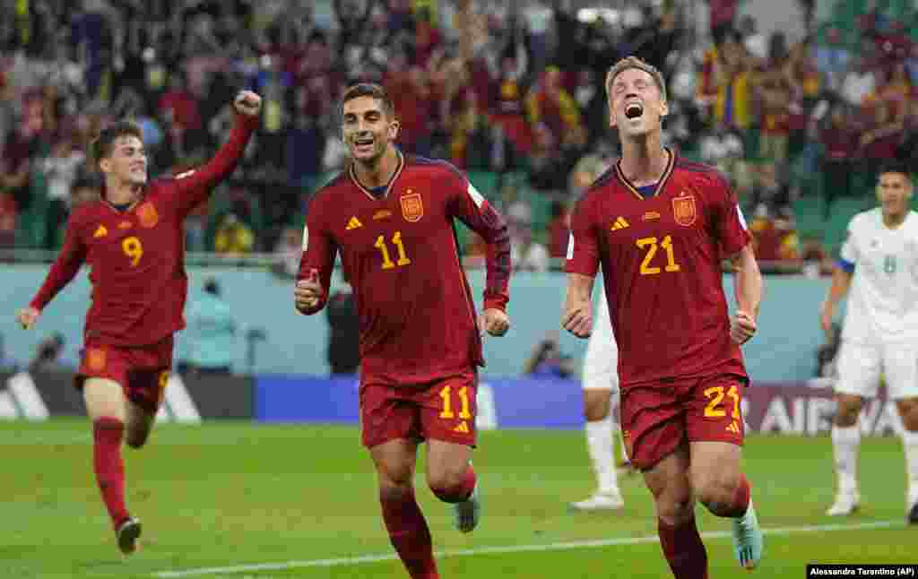 Dani Olmo, Ferran Torres e Gavi celebram primeiro golo da Espanha frente à Costa Rica, no Mundial do Qatar 2022