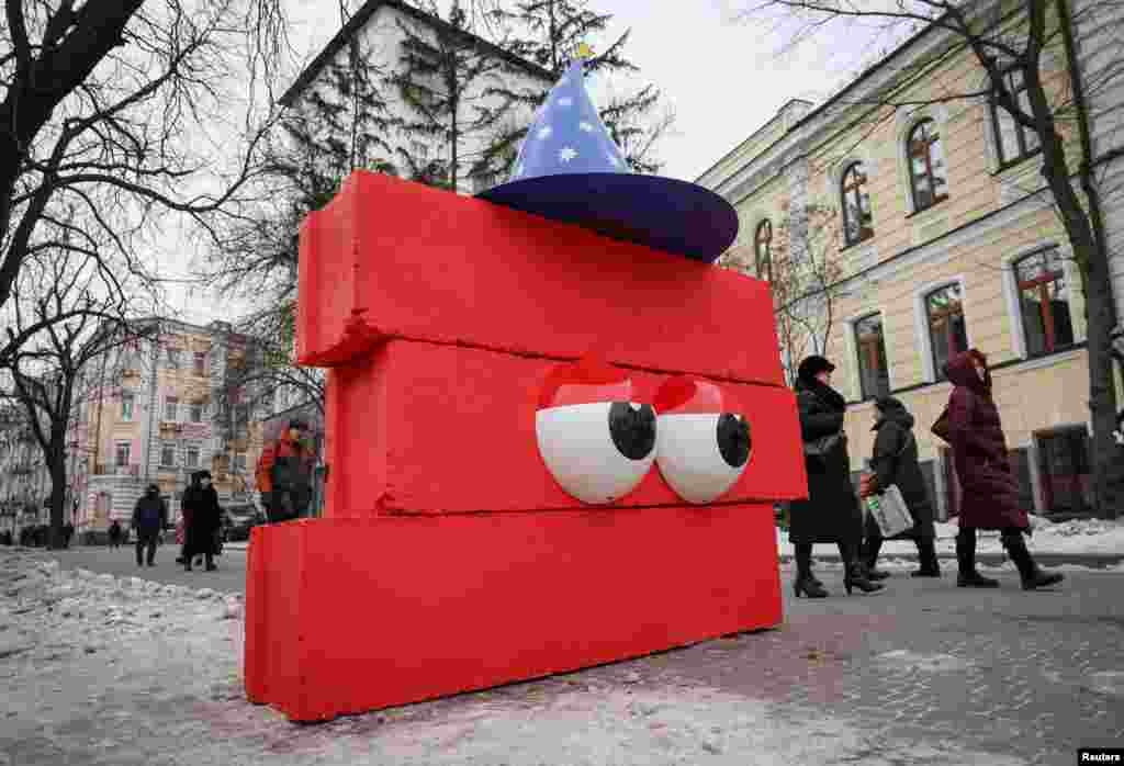 Los bloques de hormigón, usados para construir barricadas al inicio de la invasión rusa, ahora forman parte de la decoración navideña en Kiev, Ucrania.