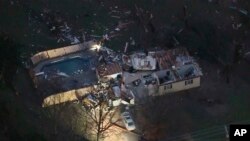 Una estructura resulta dañada después de que un tornado tocó tierra en Wayne, Oklahoma, la madrugada del martes 13 de diciembre de 2022.