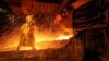 Seorang pekerja menggunakan proses penyadapan untuk memisahkan bijih nikel dari unsur lainnya di pabrik pengolahan nikel di Sorowako, Sulawesi Selatan, 1 Maret 2012. (Foto: REUTERS/Yusuf Ahmad)
