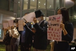 Demonstranti u Hong Kongu odaju poštu poginulima u požaru u Urumćiju, 29.novembra 2022.