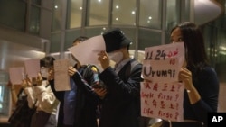 Demonstranti u Hong Kongu odaju poštu poginulima u požaru u Urumćiju, 29.novembra 2022.