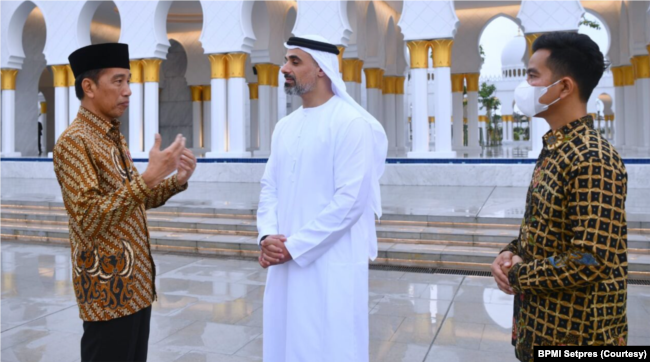 Presiden Joko Widodo berbincang dengan Khalid bin Mohamed bin Zayed Al Nahyan di Masjid Raya Sheikh Zayed, Kota Surakarta, pada Minggu, 11 Desember 2022. (Foto: BPMI Setpres)