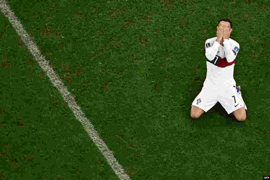 Cristiano Ronaldo chora após derrota de Portugal frente a Marrocos por 1-0. Al Thumama Stadium, Doha, Qatar. Dez. 10, 2022.