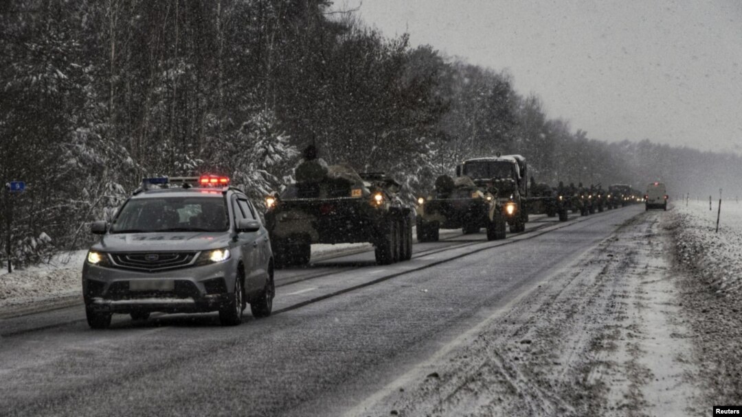 Sejumlah anggota pasukan Belarusia mengendarai kendaraan militer dalam inspeksi kesiapan pasukan di negara tersebut dalam foto yang dirilis pada 13 Desember 2022. (Foto: Dmitry Beletsky/Defence Ministry of Belarus/Handout via Reuters)
