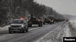 Sejumlah anggota pasukan Belarusia mengendarai kendaraan militer dalam inspeksi kesiapan pasukan di negara tersebut dalam foto yang dirilis pada 13 Desember 2022. (Foto: Dmitry Beletsky/Defence Ministry of Belarus/Handout via Reuters)