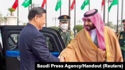 ព្រះអង្គម្ចាស់​រជ្ជទាយាទ Mohammed bin Salman ចាប់ដៃ​ស្វាគមន៍​ប្រធានាធិបតី​ចិន​លោក Xi Jinping ក្នុង​ព្រះរាជ​ពិធី​ស្វាគមន៍​របស់​ព្រះអង្គ​នៅ​រាជធានី​រីយ៉ាដ នៃ​ប្រទេស​អារ៉ាប៊ីសាអូឌីត នៅ​ថ្ងៃទី ៨ ខែធ្នូ ឆ្នាំ ២០២២។