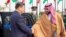 Thái tử Ả rập Xê út tươi cười ra tận xe đón chủ tịch của Trung Quốc ở Riyadh, 8/12/2022. 