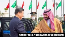 Mrithi wa kiti cha ufalme wa saudi Arabia, Mohammed Bin Salman akipeana mkono na Rais wa China Xi Jinping mjini Riyadh, Saudi Arabia, Dec. 8, 2022. 