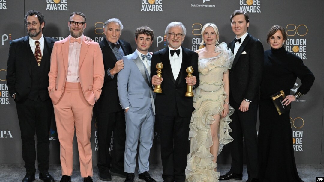 Sutradara AS Steven Spielberg (tengah) meraih penghargaan untuk Sutradara Terbaik dalam Golden Globe ke-80 di hotel The Beverly Hilton di Beverly Hills, California, pada 10 Januari 2023. (Foto: AFP/Frederic J. Brown)