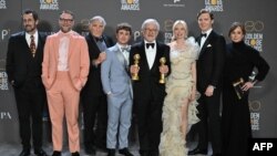 Sutradara AS Steven Spielberg (tengah) meraih penghargaan untuk Sutradara Terbaik dalam Golden Globe ke-80 di hotel The Beverly Hilton di Beverly Hills, California, pada 10 Januari 2023. (Foto: AFP/Frederic J. Brown)