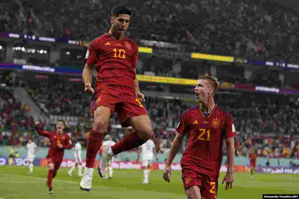 Marco Asensio e Dani Olmo celebram o segundo golo da Espanha contra a Costa Rica. A Espanha bateu a Costa Rica 7-0