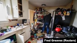 Dejvid Vrizli u svojoj kuhinji nakon zemljotresa koji je pogodio Rio Del na severu Kalifornije