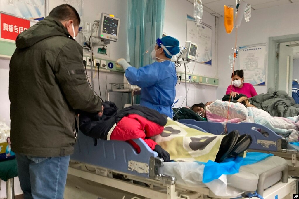 河北保定第二中心医院里医护人员正在护理病人。（2022年12月21日）(photo:VOA)