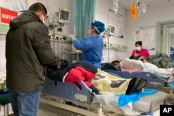 河北保定第二中心医院里医护人员正在护理病人。（2022年12月21日）