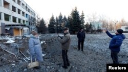 La gente mira el sitio de un ataque con misiles que ocurrió durante la noche, mientras continúan los ataques de Rusia contra Ucrania, en Kramatorsk, Ucrania, el 8 de enero de 2023.