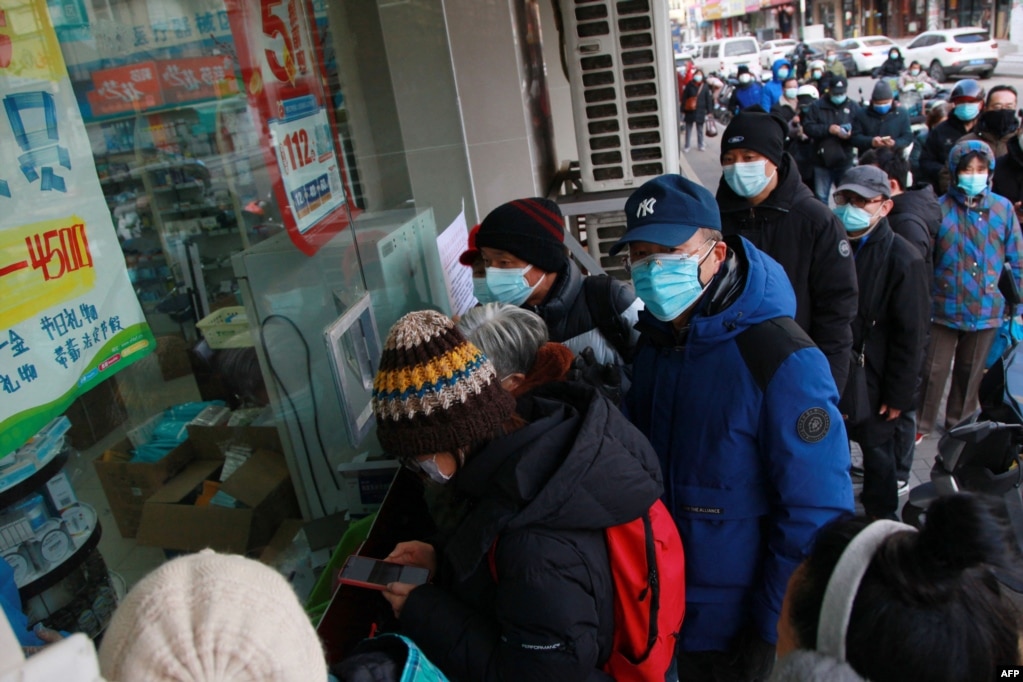 南京一家药店外排长队购买药物的市民。（2022年12月20日）(photo:VOA)