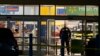 Les forces de l'ordre travaillent sur les lieux d'une fusillade de masse dans un Walmart, le mercredi 23 novembre 2022, à Chesapeake, en Virginie.