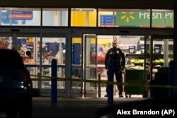 Trabajo policial en la escena de un tiroteo masivo en un Walmart, el miércoles 23 de noviembre de 2022, en Chesapeake, Virginia (AP Photo/Alex Brandon)