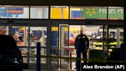 Les forces de l'ordre travaillent sur les lieux d'une fusillade de masse dans un Walmart, le mercredi 23 novembre 2022, à Chesapeake, en Virginie.