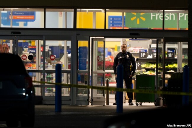 Trabajo policial en la escena de un tiroteo masivo en un Walmart, el miércoles 23 de noviembre de 2022, en Chesapeake, Virginia (AP Photo/Alex Brandon)