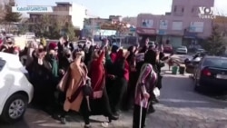 Taleban'ın Kadınlara Üniversite Yasağı Kabil'de Protesto Edildi
