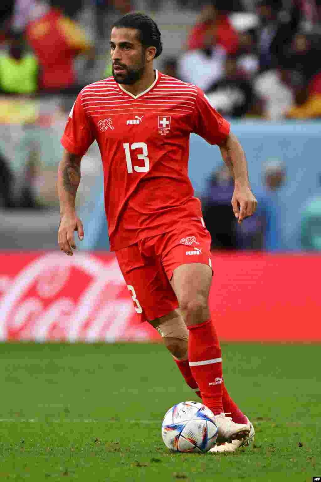 Défenseur to mobateli ya Suisse Ricardo Rogriguez na ndembo na makolo na match na Cameorun na groupe G ya Mondial Qatar 2022, stade Al-Janoub, Al-Wakrah, Doha, 24 novembre 2022. (Photo Fabrice COFFRINI / AFP)