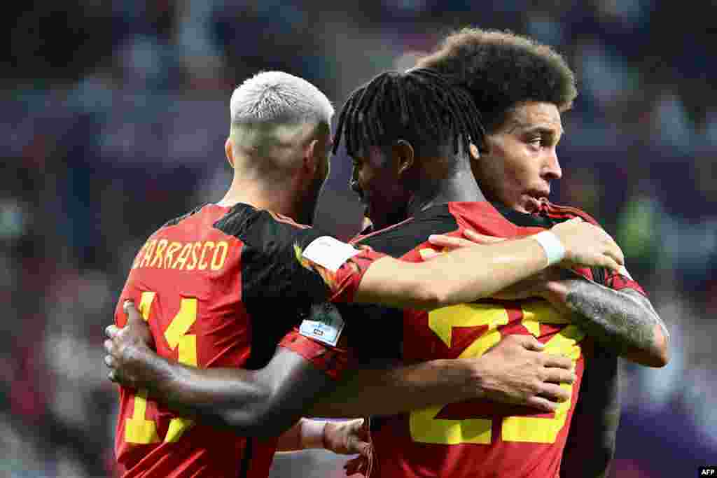 Attaquant ya Belgique #23 Michy Batshuayi azali kosepela na banginga ba ekipi na ye nsima na kotia mongete na match na Canada na groupe F ya Mondial Qatar 2022 na stade Al-Rayyan, Doha, 23 novembre 2022. (Photo Jewel SAMAD / AFP)