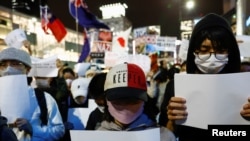 在日本的中國人在東京街頭手舉白紙，抗議中國的新冠封控措施。(2022年11月30日)