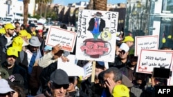 Sejumlah warga turut ke jalan untuk berdemo menentang kenaikan harga barang-barang pokok dan represi politik di Rabat, Maroko, pada 4 Desember 2022. (Foto: AFP)