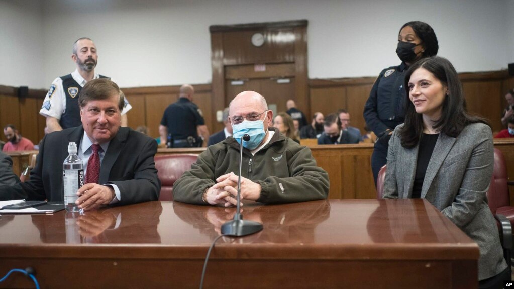 特朗普集团前首席财务官魏塞尔伯格在曼哈顿法院出席判决听证（2023年1月10日）(photo:VOA)