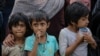 Para anak-anak pengungsi Rohingya setibanya mereka di desa Gampong Baro, Aceh Besar, pada 8 Januari 2023. (Foto: Antara Foto/Khalis Surry/via Reuters)