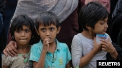 Para anak-anak pengungsi Rohingya setibanya mereka di desa Gampong Baro, Aceh Besar, pada 8 Januari 2023. (Foto: Antara Foto/Khalis Surry/via Reuters)