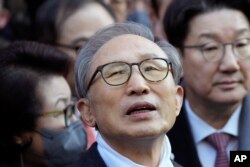 Mantan Presiden Korea Selatan Lee Myung-bak di luar kediamannya di Seoul, Korea Selatan, Jumat, 30 Desember 2022. (AP / Lee Jin-man)