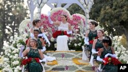 Sejumlah peserta berpartisipasi dalam parade mawar di Pasadena, California, pada 2 Januari 2023. (Foto: AP/Michael Owen Baker)