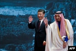 Presiden China Xi Jinping (kiri) dan Raja Saudi Salman bin Abdulaziz (kanan) menghadiri "Road to the Arab Republic" - upacara penutupan artefak yang digali di Arab Saudi, di Museum Nasional China di Beijing, 16 Maret 2017. (Foto : AFP)