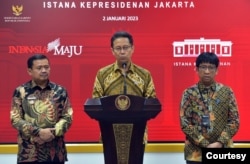 Menteri Kesehatan Budi Gunadi Sadikin, Bupati Sumedang Dony Ahmad Munir, dan Direktur Utama Telkomsel Hendri Mulya Syam, memberikan keterangan pers bersama usai mengikuti rapat terbatas, Senin (02/01/2023), di Kantor Presiden, Jakarta. Foto: Humas Setkab/Rahmat