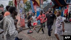 Un groupe de personnes participe à des exercices sportifs sur une place publique à Goma le 20 novembre 2022.