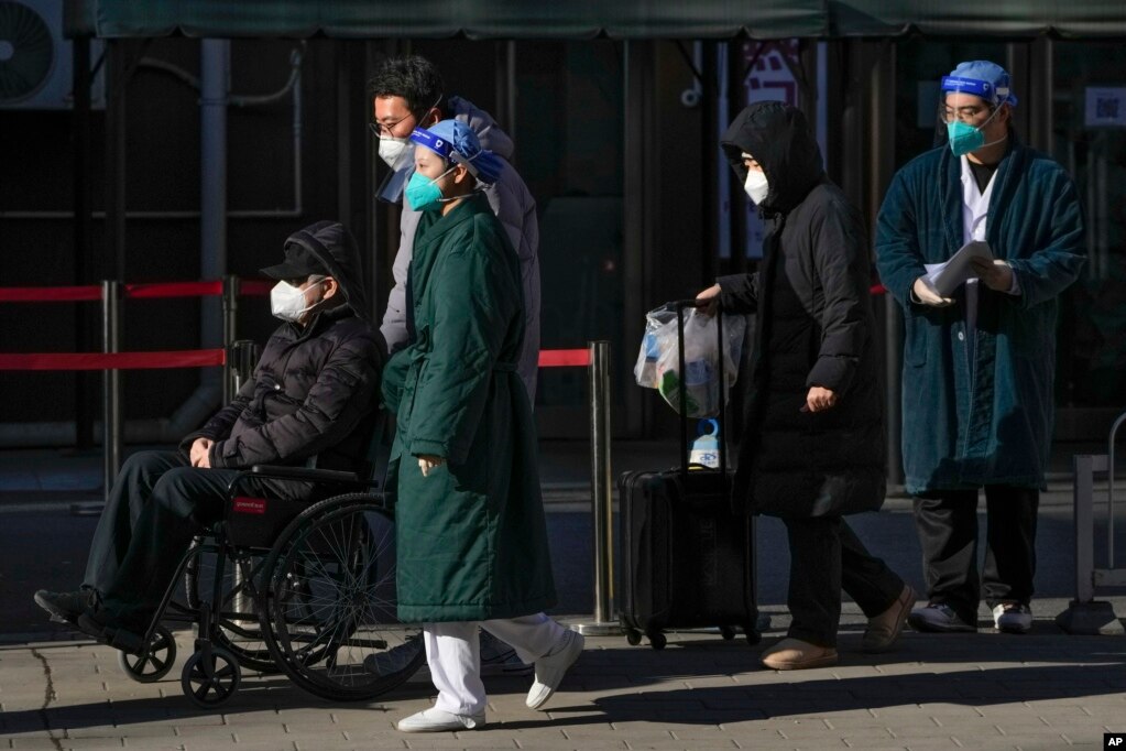 北京一家医院外一位坐轮椅排队离开发热门诊的老年病患。（2022年12月19日）(photo:VOA)