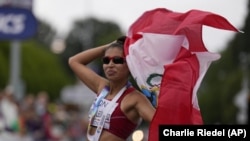La peruana Kimberly García celebra tras ganar los 35 kilómetros de marcha en el Mundial de atletismo, el viernes 22 de julio de 2022, en Eugene, EEUU.