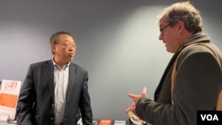 哈德逊研究所中国中心主任余茂春（左）与《中国节点》一书作者本尼迪克·罗杰斯在其新书发表会中交谈。（2022年11月30日，美国之音锺辰芳拍摄）