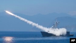 FILE - Kapal kelas Fregat China, Cheng Kung menembakkan rudal dalam latihan militer tahunan Taiwan "Han Kuang" di lepas pantai timur pulau dekat kota Yilan, Taiwan, 26 Juli 2022. (AP /Huizhong Wu, File)