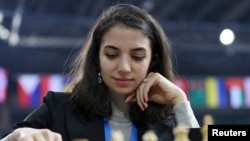 Sara Khadem dari Iran bermain melawan Olga Girya dari Rusia. Sara mendapatkan peringatan untuk tidak kembali ke Iran karena berkompetisi tanpa hijab di turnamen internasional di Kazakhstan. (Foto: REUTERS/Pavel Mikheyev)