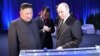 Pemimpin Korea Utara Kim Jong Un (kiri) menyerahkan pedang kepada Presiden Rusia Vladimir Putin setelah pembicaraan mereka di Vladivostok, Rusia 25 April 2019. (Foto: Sputnik/Alexei Nikolsky/Kremlin via REUTERS)