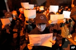 资料照片: 2022年11月，在北京参加“白纸运动”的学生。