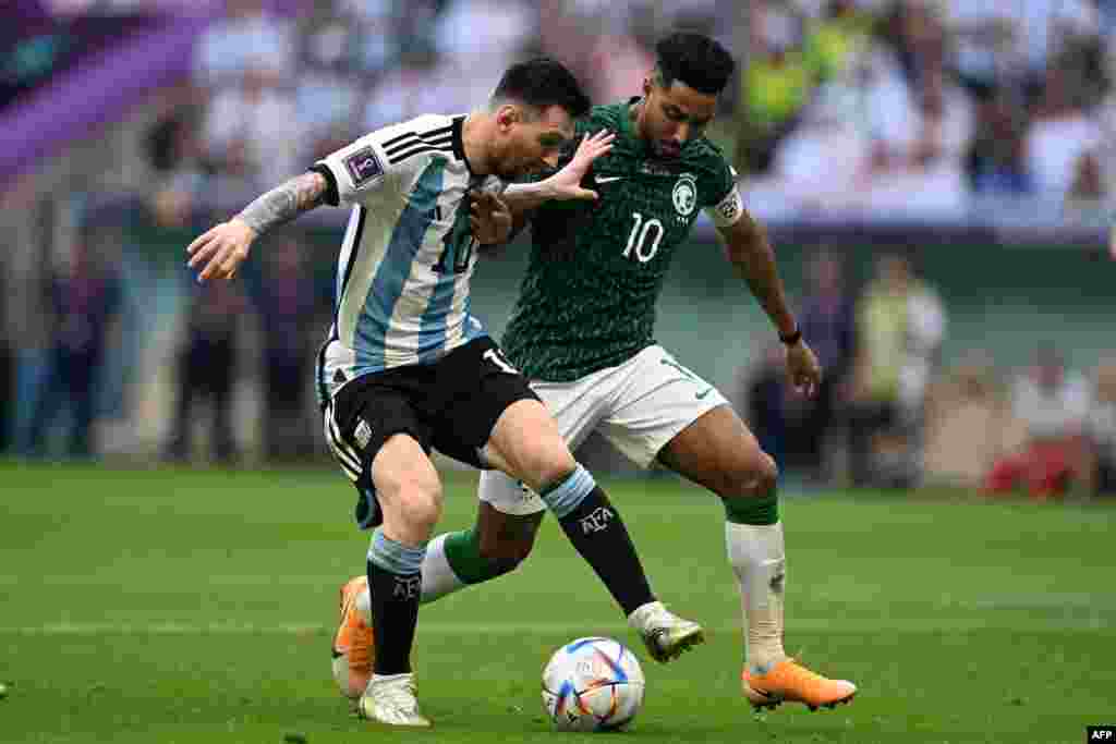 Milieu ya terrain #10 ya Arabie saoudite Al-Dwasari (D) azali kolanda attaquant Lionel Messi #10 ya Argentine na match ya groupe C ya Mondial Qatar 2022, stade Lusail, Doha, 22 mondial 2022. (Photo Kirill KUDRYAVTSEV / AFP)