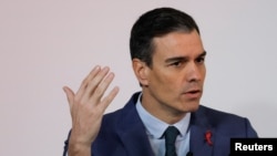 FILE: Spanish Prime Minister Pedro Sanchez delivers his speech during the presentation of the Green hydrogen plant at Cepsa Energy Park in San Roque, near Algeciras, southern Spain, December 1, 2022