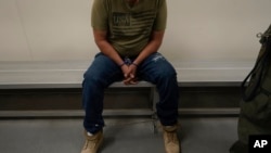 Un inmigrante considerado una amenaza para la seguridad pública y la seguridad nacional espera ser procesado por agentes del USCIS en el Centro de Detención Metropolitano de Los Ángeles, EEUU, el 6 de junio de 2022.