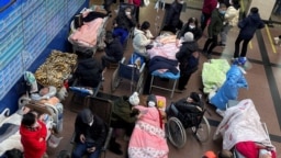 上海一家医院急诊室里的新冠病人。（2023年1月4日）