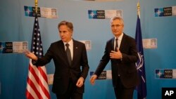 토니 블링컨 (왼쪽) 미 국무장관과 옌스 스톨텐베르그 북대서양조약기구(NATO) 사무총장이 29일 루마니아 수도 부크레슈티에서 개최된 나토 외무장관 회의에 앞서 회동하고 있다.